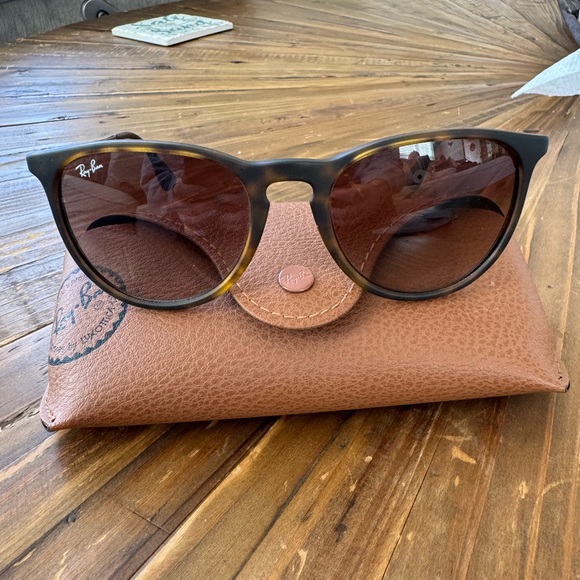 Ray bans sunglasses - Picture 1 of 3